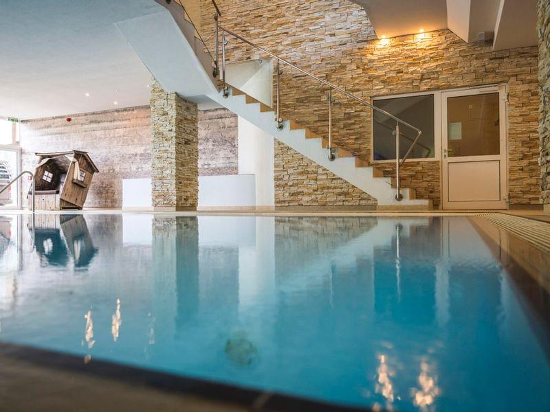 Indoor-Schwimmbad für die ganze Familie im Alphotel